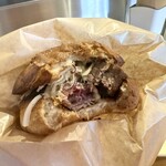 BurgerPOLICE - かぶりつけば、口の中いっぱいに♡
      本マグロのお肉食感と旨みが、
      オーナー特製わさびマヨネーズ♡の風味と一緒に、広がります♡