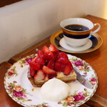 ぽえむ マノ ア マノ コーヒー - 苺たっぷりタルト（1750円） ブレンド珈琲（650円）