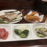 回鮮 まぐろ亭 - 晩酌セット（手前は珍味３点盛。左奥の煮魚は小鯛、右奥の揚げ物はイカゲソ天）  968円（税込）