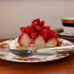 ぽえむ マノ ア マノ コーヒー - 苺たっぷりタルト（1750円）