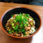 麺屋　まる - ぶっかけすじ肉うどん(300円）はすじ肉がたっぷり。