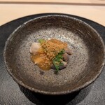 霜止出苗 - 北寄貝　柿のソースとカラスミ和え