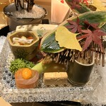 シャインマスカットをスモークサーモンで巻いた黄身酢のせ、 飛騨牛のタルタルステーキ、青身大根の金山寺味噌のせなど