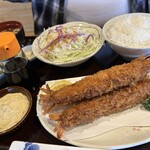 食楽々 - エビフライ3本　かなりの大きさです