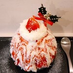 京氷ゆきみ庵 - 中には、イチゴ、クランブルクッキーが入っており、クランブルクッキーのサクサク感が良いアクセントになっている～!!チーズ香り、イチゴの味を堪能できるかき氷〜!!( ^o^)ﾉ