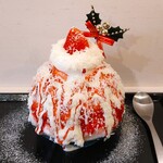 京氷ゆきみ庵 - かき氷に、イチゴソース、ゴルゴンゾーラソース、上にマスカルポーネクリーム、いちご、セイヨウヒイラギ(クリスマスホーリー)が盛りつけられ、バルメジャーノレッジャーノチーズがたっぷりかかっている〜!!( ^o^)ﾉ 
