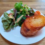 Cafe N225 - ガーリックトーストとサラダ