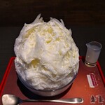 三日月氷菓店 - 氷の中に入っている小豆の粒の一つ一つからほどよい甘さと旨みが感じられる～!! 一言で言うと、口溶けの良い氷にミルキーな甘みと旨み、小豆の旨み、甘みが感じられ、シンプルに甘くって美味しいかき氷〜!!( ^o^)ﾉ