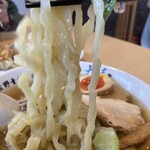 青竹手打ちラーメン 大和 - ちぢれ麺に変わってる