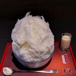 三日月氷菓店 - 練乳をかけて食べると、氷の口溶けの良さはいつも通り絶品～!! 練乳のミルキーな旨み、甘みを強く感じ、めちゃめちゃ美味しい～!!( ^o^)ﾉ