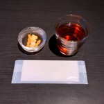 三日月氷菓店 - 最初に出てきた熱いお茶とお菓子〜!!( ^o^)ﾉ