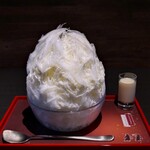 三日月氷菓店 - 薄くスライスされた氷は立っており、見た目、真っ白なシロップがかかっているだけのシンプルなかき氷～!!( ^o^)ﾉ
