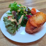 Cafe N225 - ガーリックトーストとサラダ