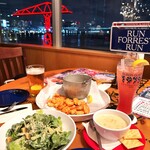 ババ・ガンプ・シュリンプ ららぽーと豊洲 - 東京湾の夜景が見える席。