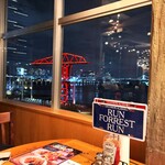 ババ・ガンプ・シュリンプ - 東京湾の夜景が見える席。