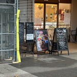 エチエンヌ - ビルの工事中でした　お店は営業中