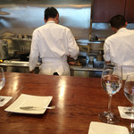 御影 ジュエンヌ - カウンターからはキッチンが見えます。
      かなり真剣な表情のスタッフ。