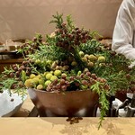 銀座 しのはら - 八寸飾り付け用の草がかわいい　丸いのはバーゼリアというらしい