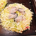 鶴橋風月 - かきぶた玉モダン焼きの牡蠣
