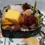 銀座 しのはら - 太巻きの中身は、赤身、中トロ、赤貝のヒモ、ヤリイカ、玉子真薯、干瓢、きゅうり、べったら漬け、はだてのウ二(キタムラサキウニ)