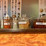 鶏そば 一瑳 - テーブル調味料。自家製ラー油おいしかった！