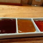 とんかつ しゃぶしゃぶ 新 - 予めセットして提供されるソース皿左からトンカツソース、カレーソース、甘目の醤油