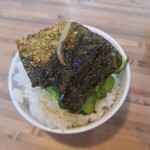 横浜家系ラーメン 一門家 - ご飯一杯目海苔で巻きます