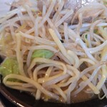 横浜家系ラーメン 一門家 - 豚骨ラーメン醤油トッピングほうれん草白髪ネギもやキャベ
