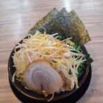 横浜家系ラーメン 一門家 - 豚骨ラーメン醤油トッピングほうれん草白髪ネギもやキャベ