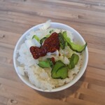 横浜家系ラーメン 一門家 - ご飯一杯目胡瓜の漬物、刻み玉葱、豆板醤を乗せて