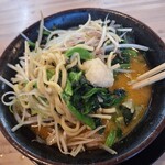 横浜家系ラーメン 一門家 - 豚骨ラーメン醤油トッピングほうれん草白髪ネギもやキャベにすりおろしニンニク投下