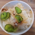 横浜家系ラーメン 一門家 - ご飯二杯目胡瓜の漬物、刻み玉葱、刻み生姜を乗せて