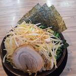 横浜家系ラーメン 一門家 - 豚骨ラーメン醤油トッピングほうれん草白髪ネギもやキャベ