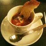 ソース - 小さなデミカップに入ったスープ。ミネストローネ風