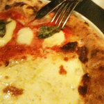 ソース - 新たに投入されたピザ釜で本格ピザを。