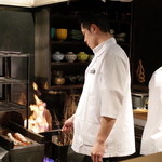 銀座 座屋 - 鰹を藁で焼いている中野料理長
