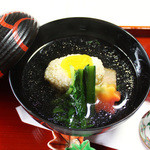 長島 - 【吸物】粟蒸し。鮭、粟、紅葉麩、菊菜、柚子。器は本塗り(霜月の昼会席)<2014.11>