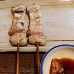 味治 - 短冊。爽やかな脂に強くニンニク醤油を合わせる