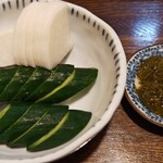 味治 - 爽やかな糠の香り・お新香／名作・めかぶ酢（つき出し）