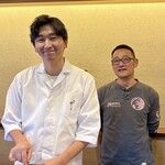 鎌倉 北じま - 北嶋さんの隣には、魚人長谷川さん！
      海が時化て午後の仕事が無いそうで、顔を出して下さいました！
      朝には山に入り、キクラゲなどきのこを採る仕事をされていたそうです！