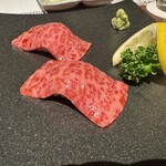 焼肉清江苑 別邸 るあう - レアステーキ握り（2貫入り）