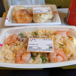 桂林 - 料理写真:自家製チャーシューと海老の炒飯・白湯スープ入り上海焼き小籠包（5個入り）