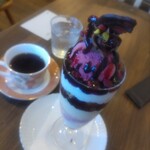 クリクリ - チェリーとベリーのチョコレートパフェ¥1300
      (〜2025.12.29)