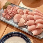 庭つ鶏 - 鶏の湯引き 三点盛り合わせ（むね・ささみ・もも）