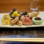 福の川いしだ - いぶりがっこのポテトサラダ 銀杏の素揚げ おおまさり茹で落花生 牡蠣のオイル漬け ローストビーフ 茸の春巻き 餡子