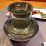 大衆割烹 善甚 - 受け皿2枚にツルツルいっぱい注いでくれます☺️