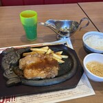 ステーキハウス ブロンコビリー - 料理写真:暫く待つと注文したチキンステーキランチ1276円の出来上がりです。 　