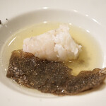 ウシマル - ・九十九里産 神経〆カサゴ 炭焼き、真鴨のスープ、黒トリュフ