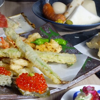 映襯季節的天婦羅與關東煮，週週更換的推薦料理更是吸引人
