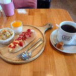 スマイル カフェ ちいさなおうち - ■モーニングサービスは
トースト、たまごサンド、たまごドッグ、チキンドッグ
から選択出来る

なので

●ホットコーヒー（モーニングサービス付き）490円
　たまごドッグ

を注文してみた